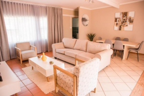 Cosy Menlyn Maine Appartment @ 201 J